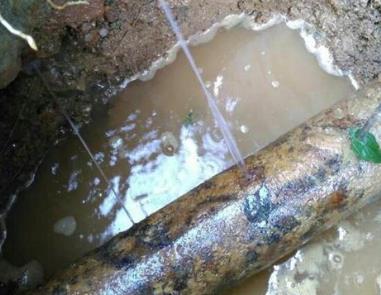 浉河楼顶渗水维修公司分享下地暖漏水的原因及检测方法。